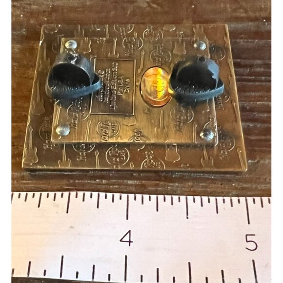 Hard Rock Cafe Limited Edition 300 Gold-Tone Collectible Pin Featuring Guitar - Picture 10 of 10